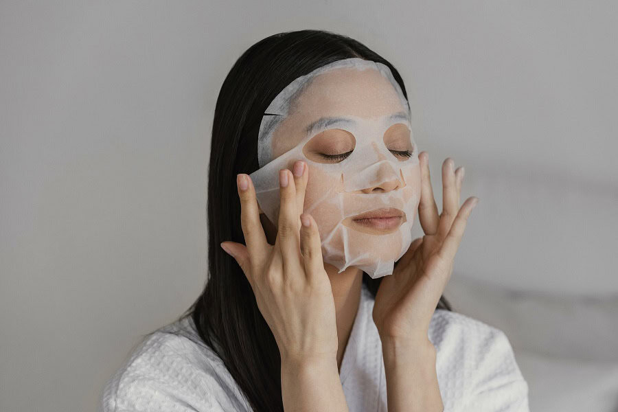Phương pháp dưỡng da mặt bằng mặt nạ dưỡng ẩm và chăm sóc da chuyên sâu.